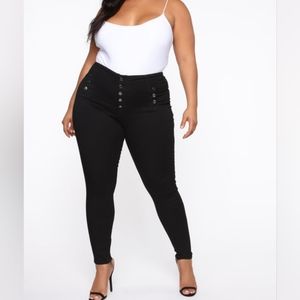 ♡ Fashion Nova Buttoned Jeans - 18